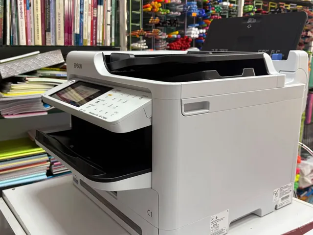 Dükkândaki Epson WorkForce Pro renkli yazıcı