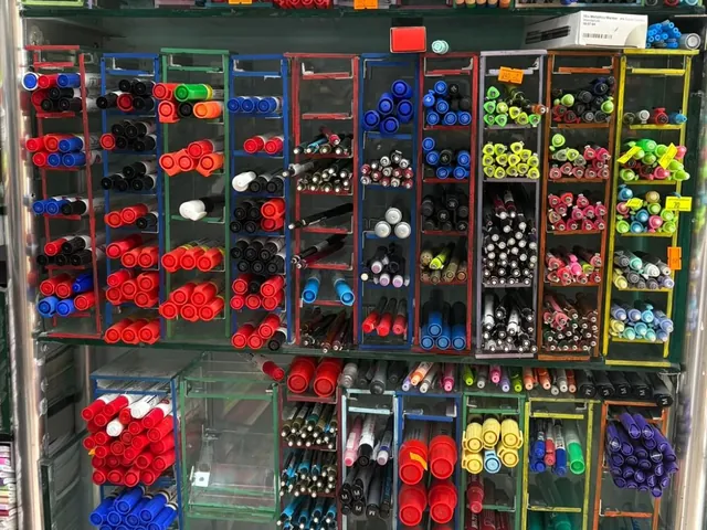 Renk renk kalem ve keçeli kalem standı